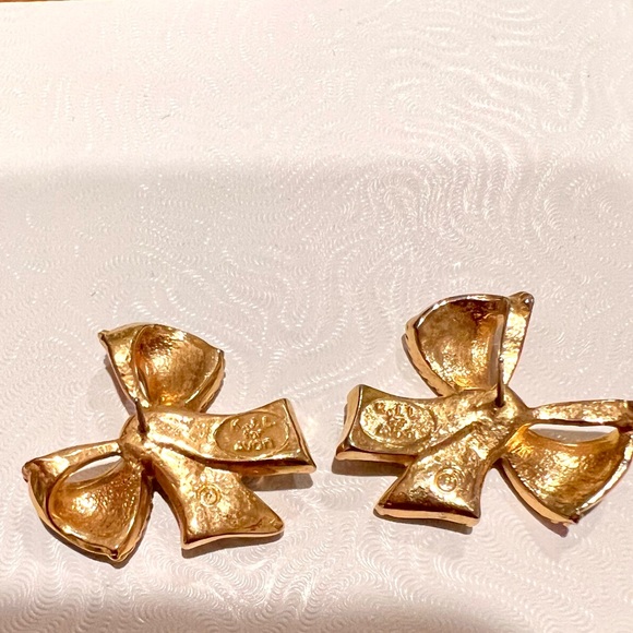 KJL for Avon Kenneth J Lane Black Enamel Bow Earrings Post Gold Tone Vintage - Picture 6 of 6